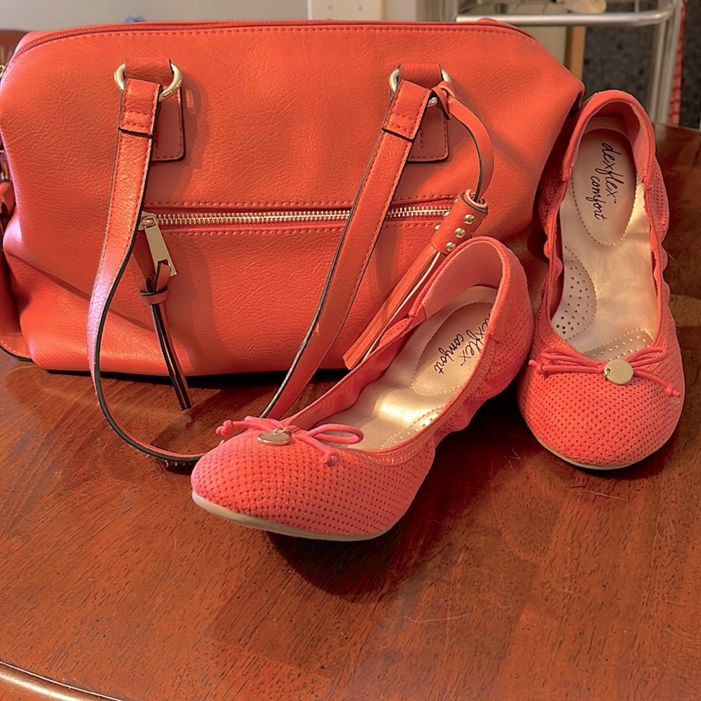 Dexflex Comfort Scrunch flats SZ: 9 with matching bag. Color is Salmon.